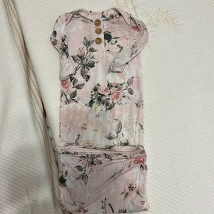 EUC Authentic Posh Peanut 0-3 month zip swaddle